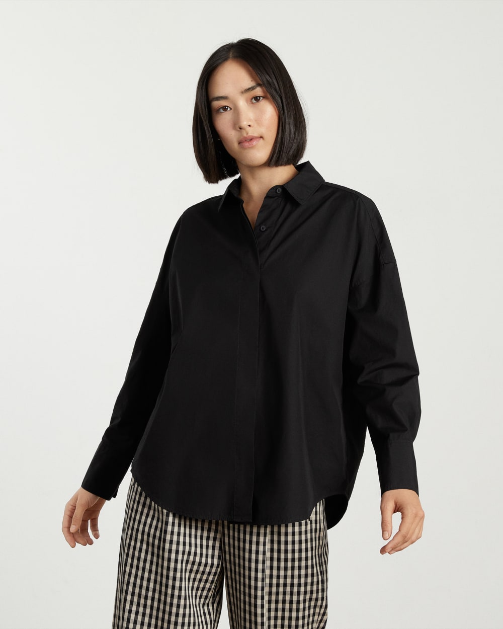 The Oversized Poplin Shirt in Black — detail view