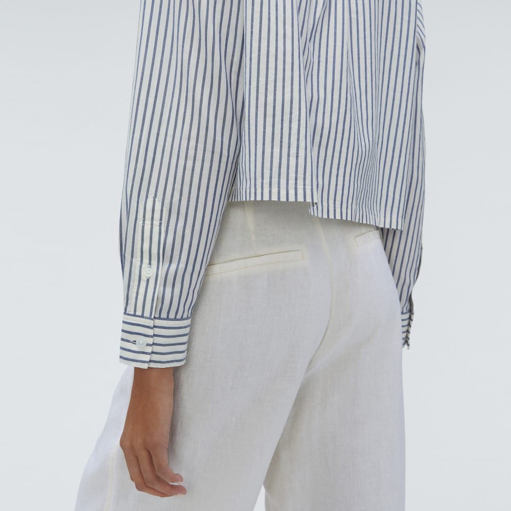 The Way-Short Shirt in Silky Cotton in Deep Blue / Canvas — detail view