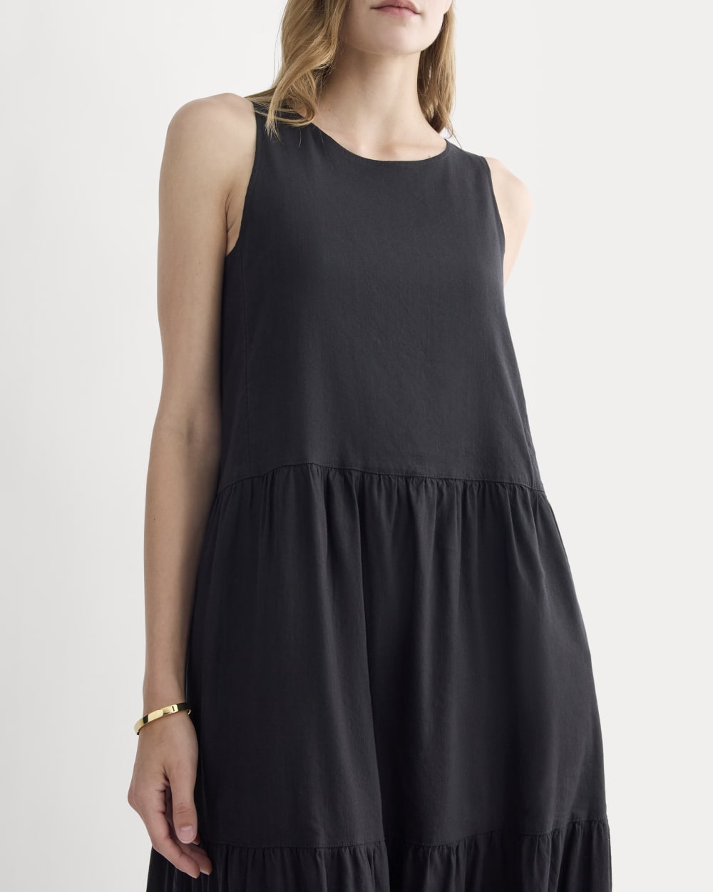 The Tiered Dress in Stretch Linen in Black — detail view