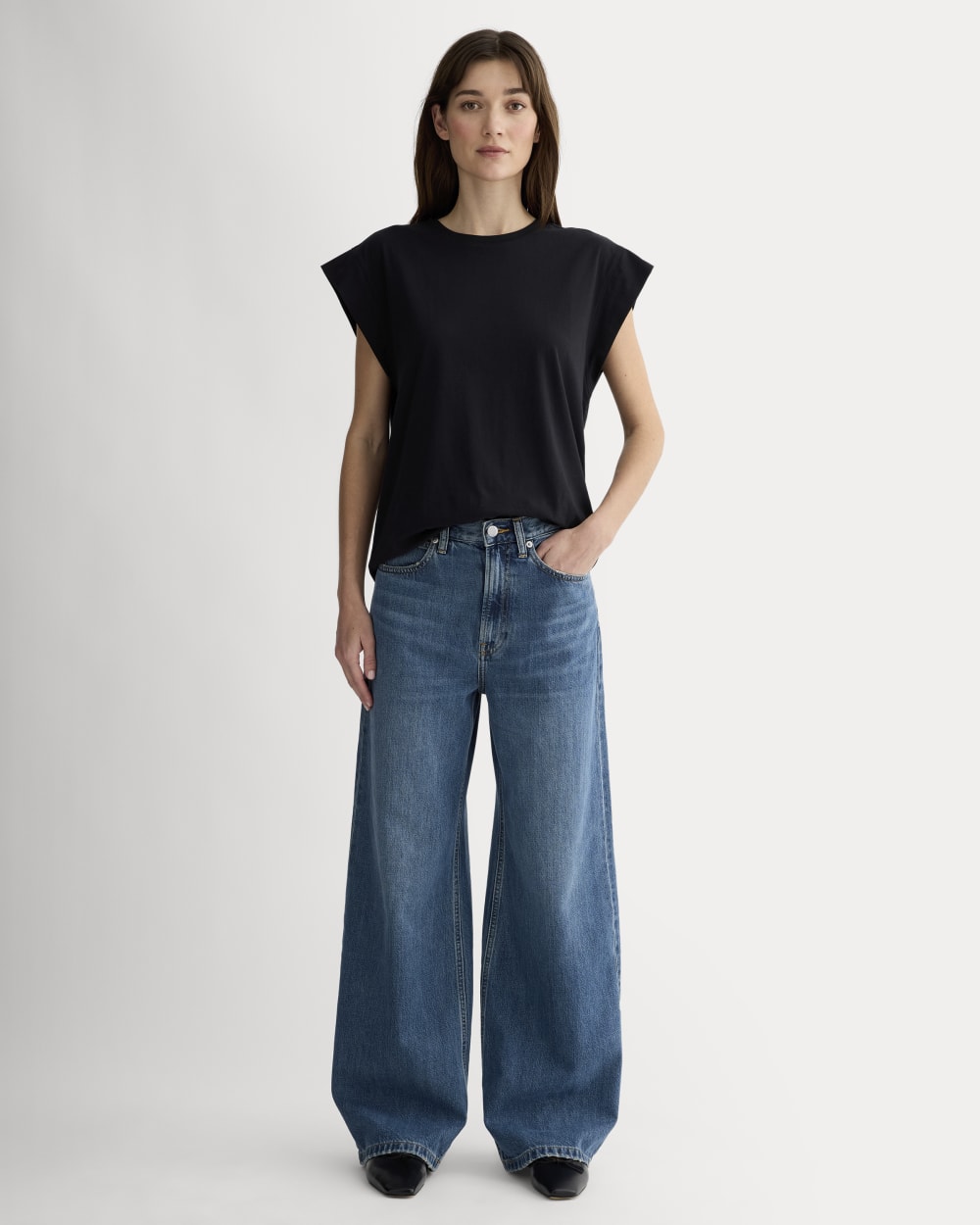 The Muscle Tee in Essential Cotton in Black — detail view