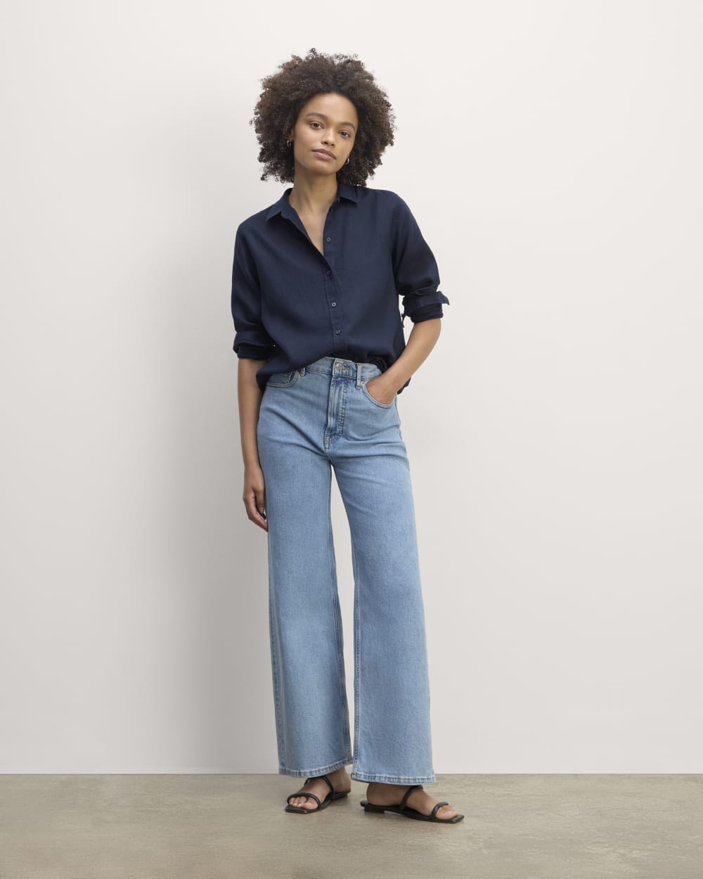 The Must-Have Shirt in Linen in Navy — detail view