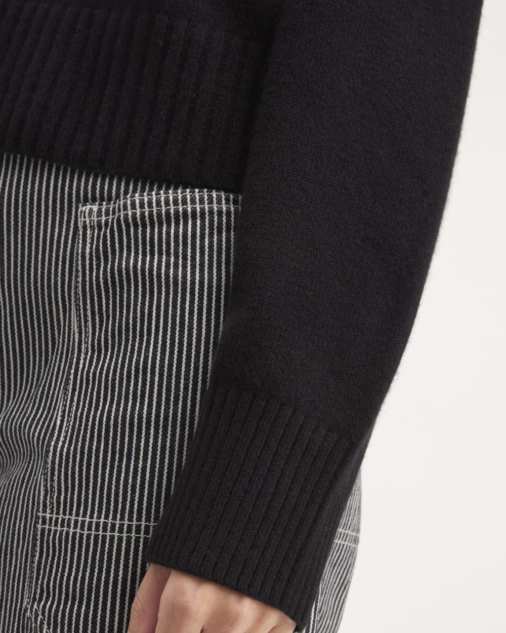 The Boxy Crew in Cashmere in Black — detail view