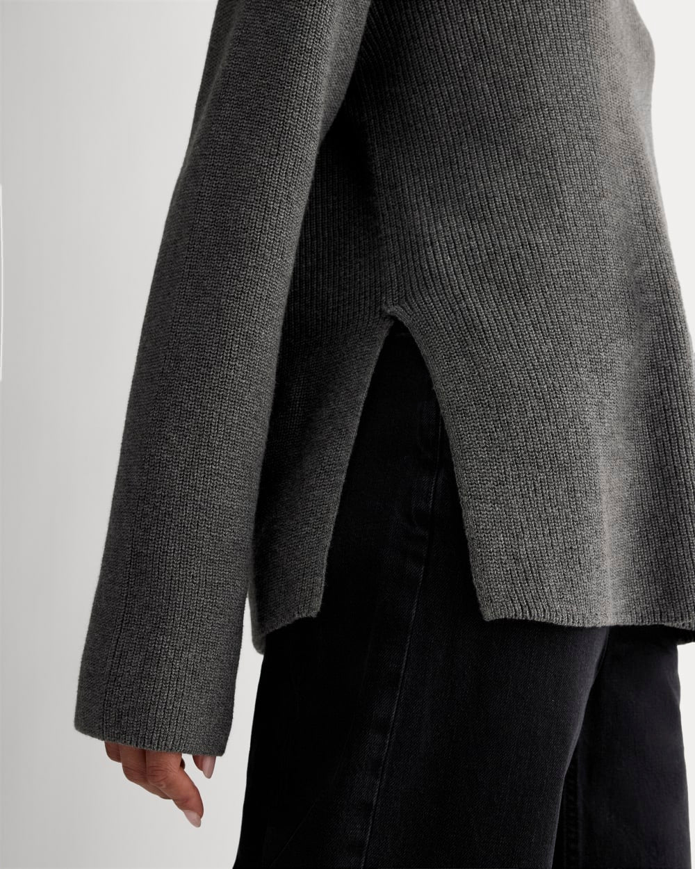 The Slouchy V-Neck in Everyday Cotton in Heathered Charcoal — detail view