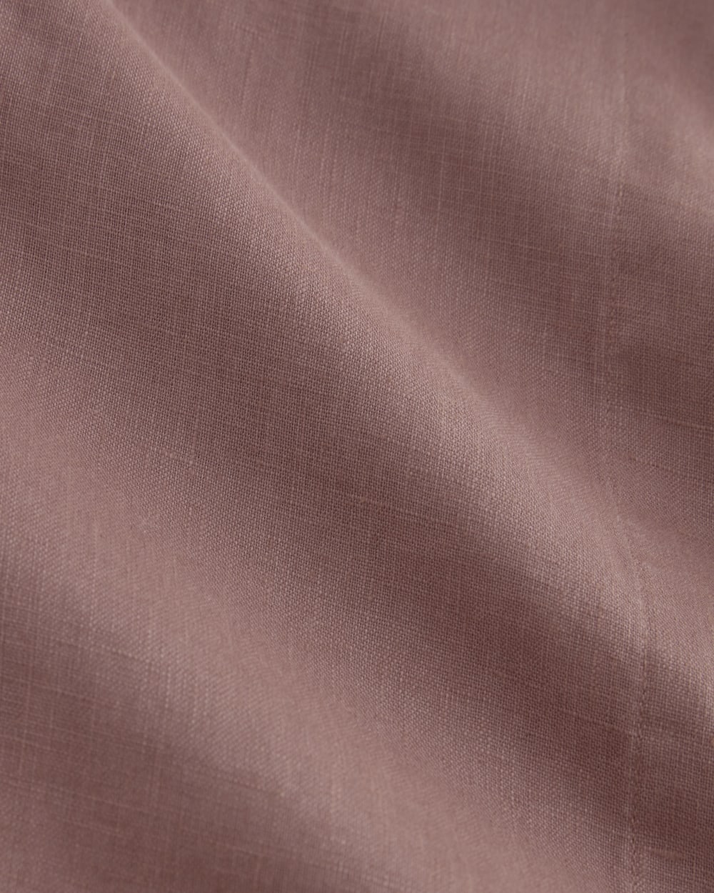 The Notch Shirt in Linen in Rose Dusk — detail view