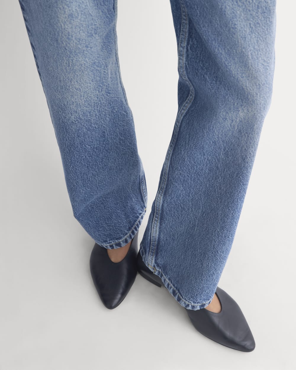 Everlane x Elena Bonvicini La Brea Low-Rise Baggy Jean in Blue Bird Indigo — detail view