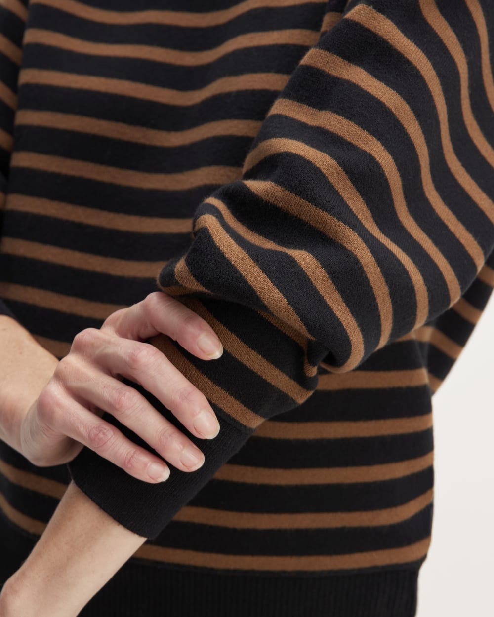 The Cotton-Merino Sweatshirt in Black / Dark Camel — detail view