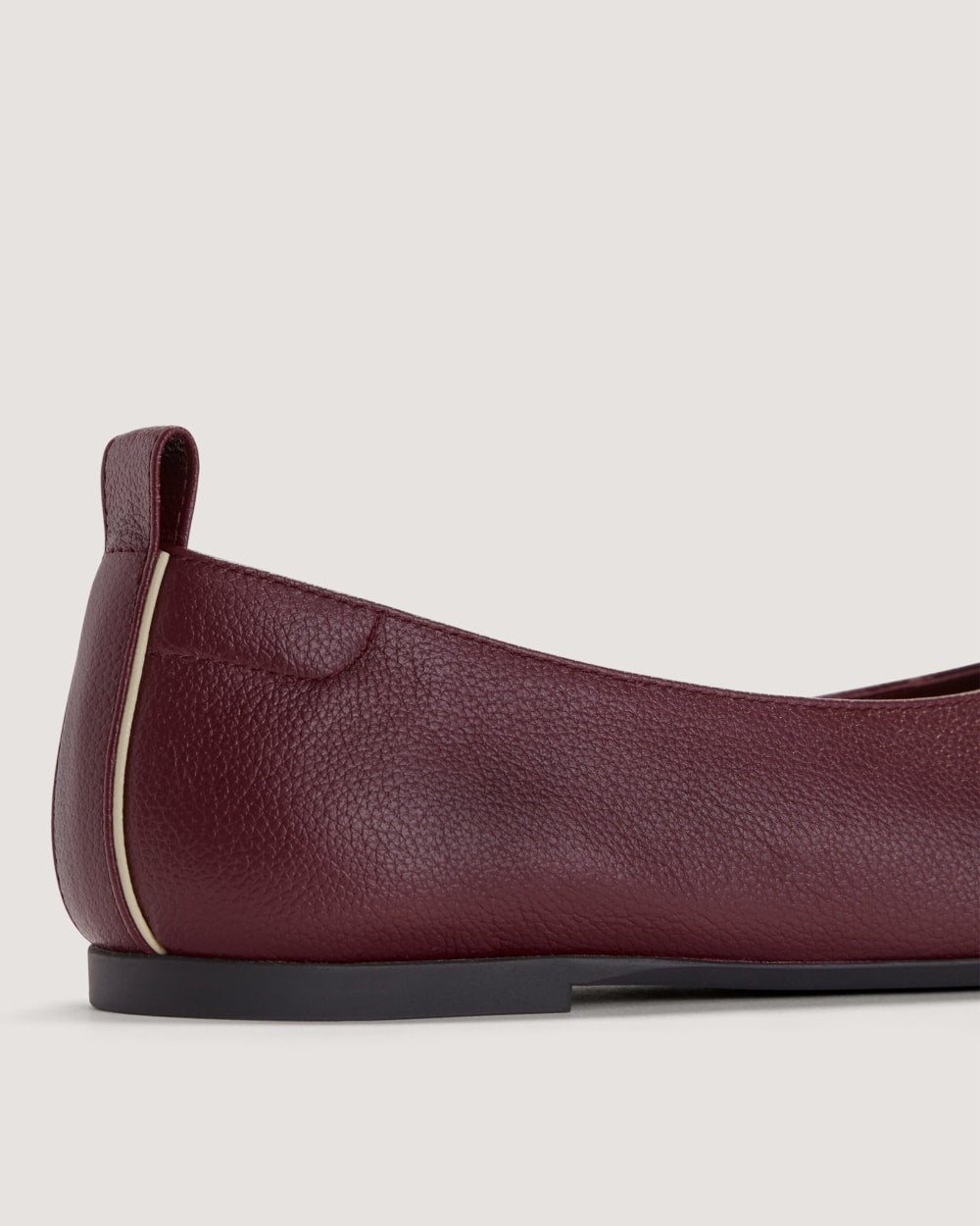 The Day Glove in Narrow Fit in Bordeaux — detail view