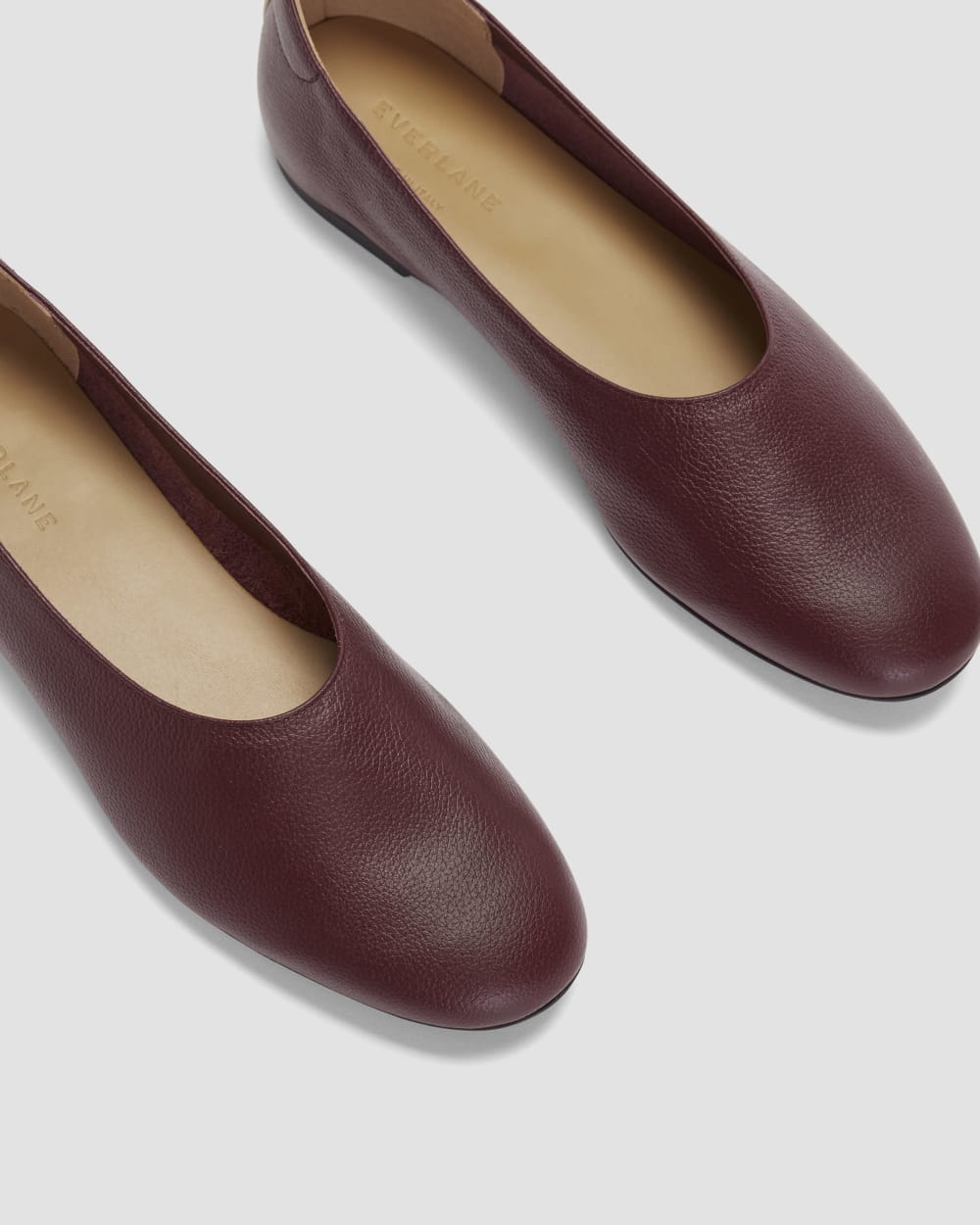 The Day Glove in Narrow Fit in Bordeaux — detail view