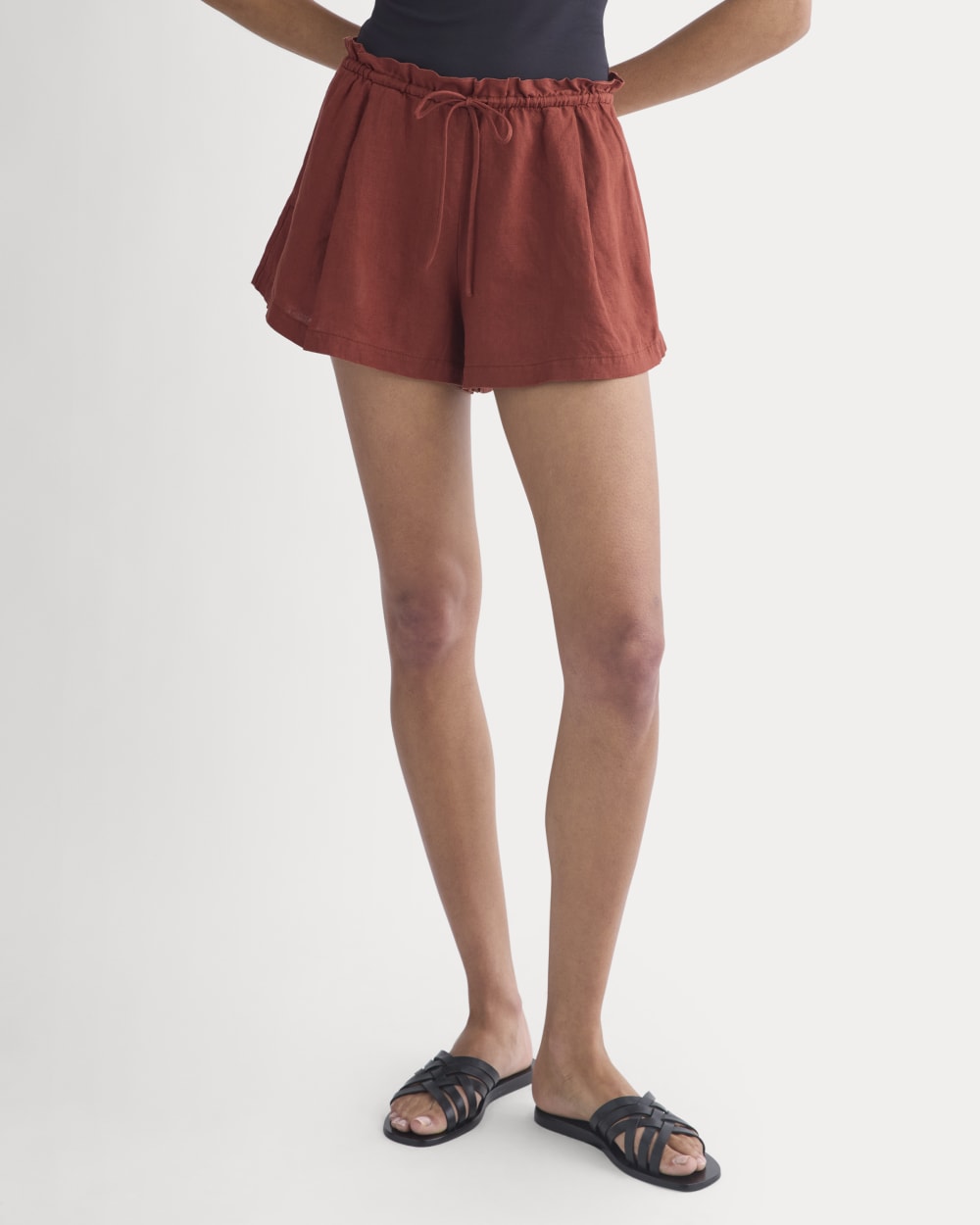 Flowy Short in Linen in Henna Red — detail view