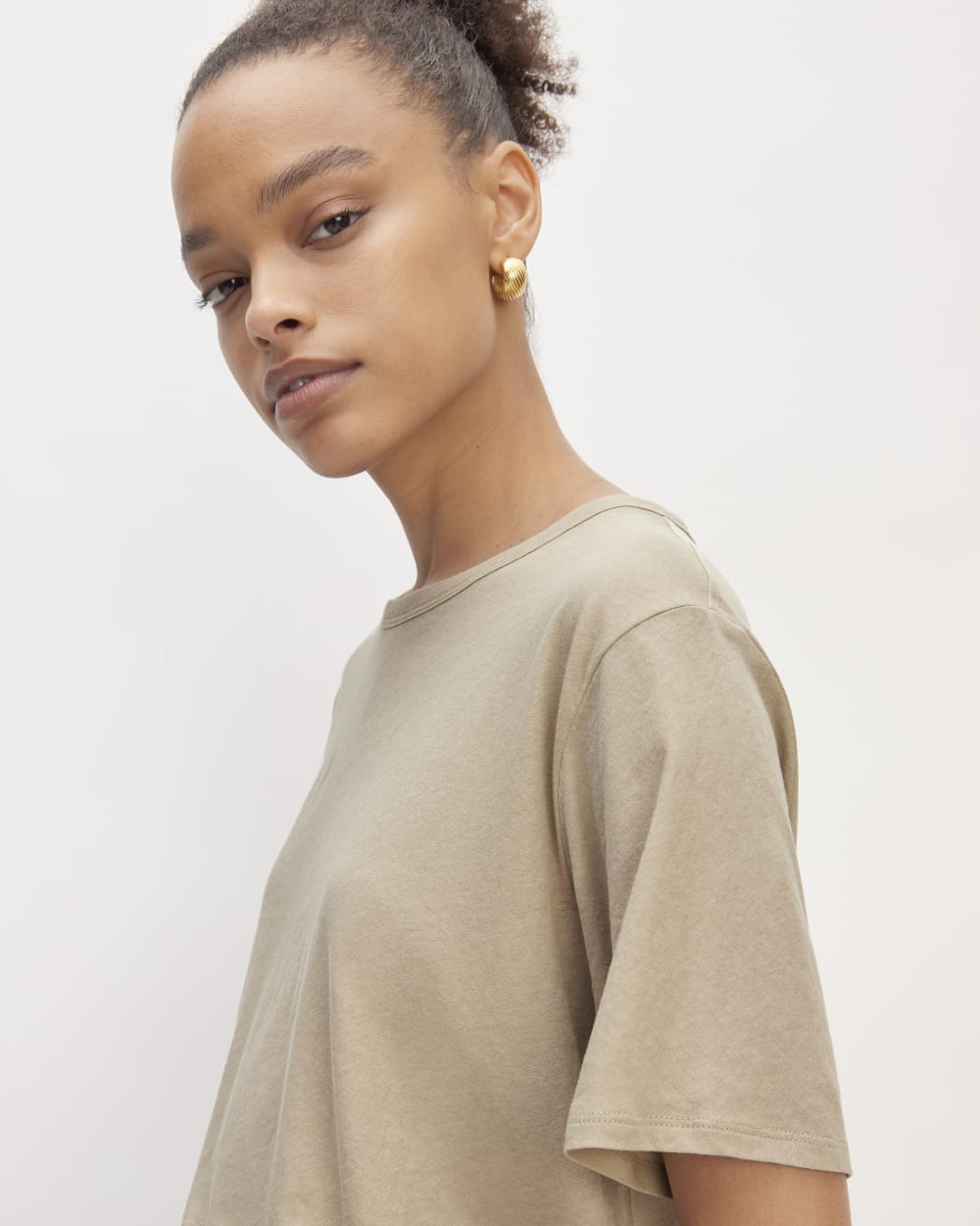 The Air Tee in Trench Coat Khaki — detail view