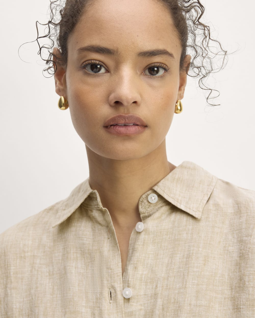 The Boyfriend Shirt in Linen in Cornstalk Chambray — detail view
