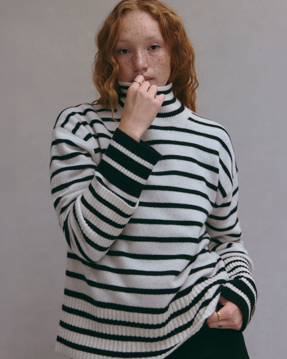 The Boxy Turtleneck in Cashmere in Bone / Black — detail view