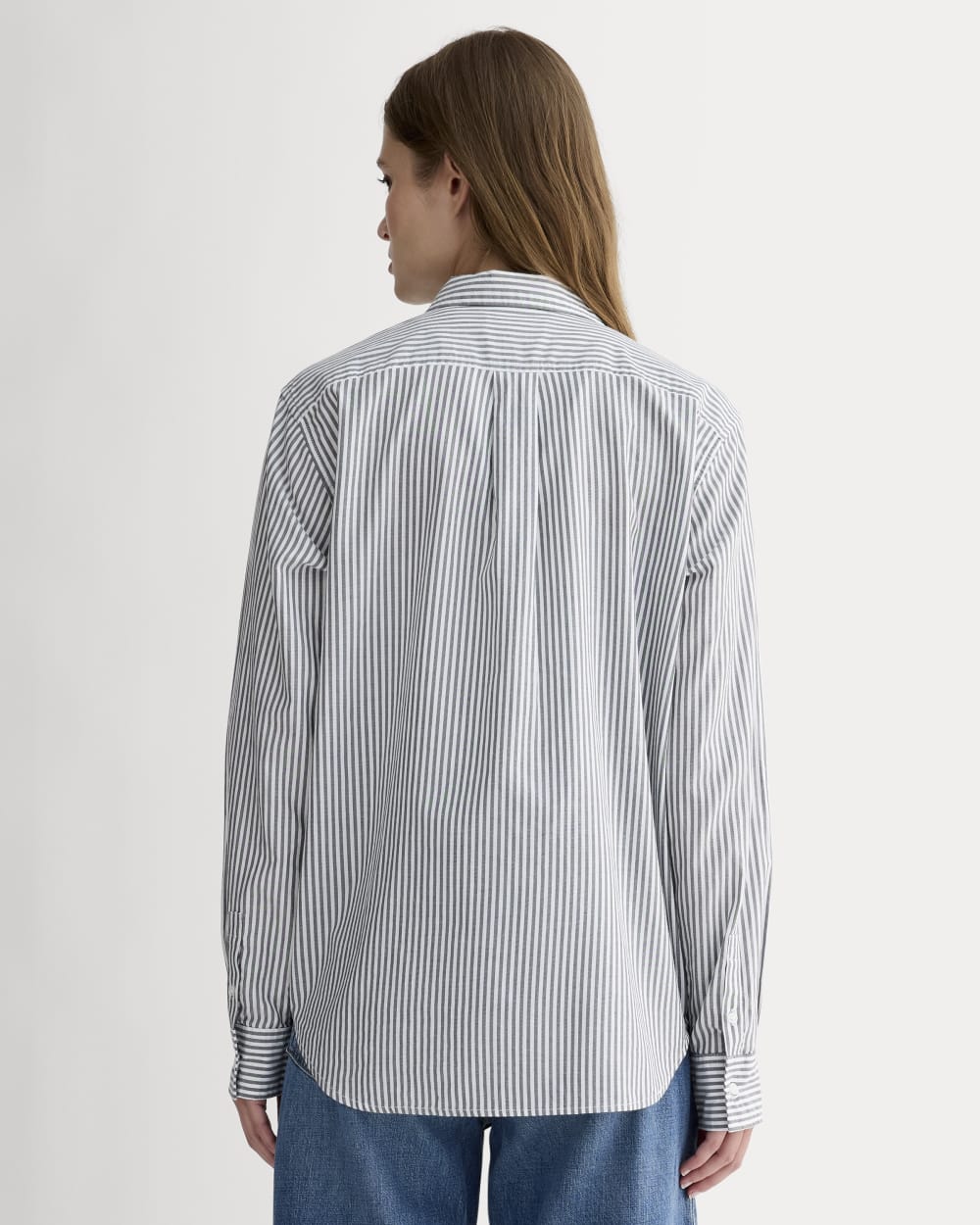 The Must-Have Shirt in Silky Cotton in Grey / White — detail view