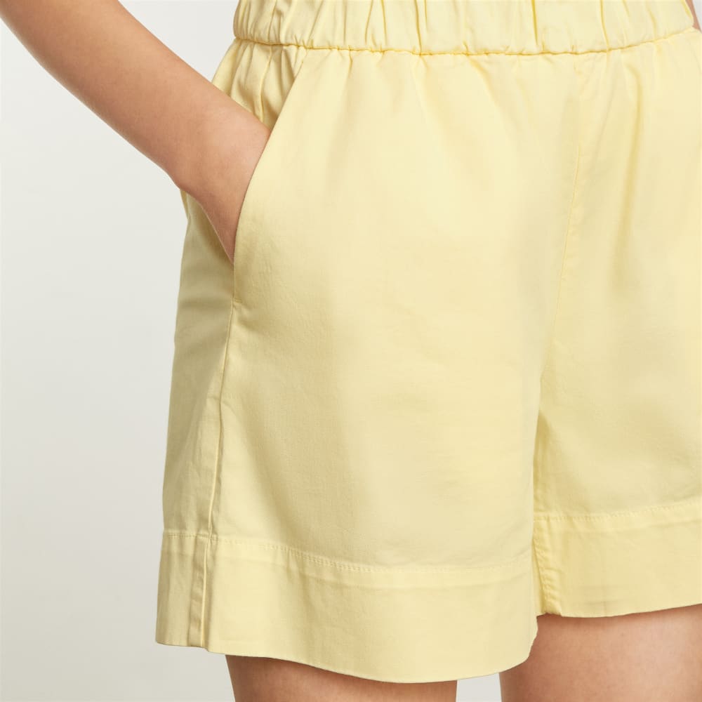 The Easy Short in Pastel Yellow — detail view