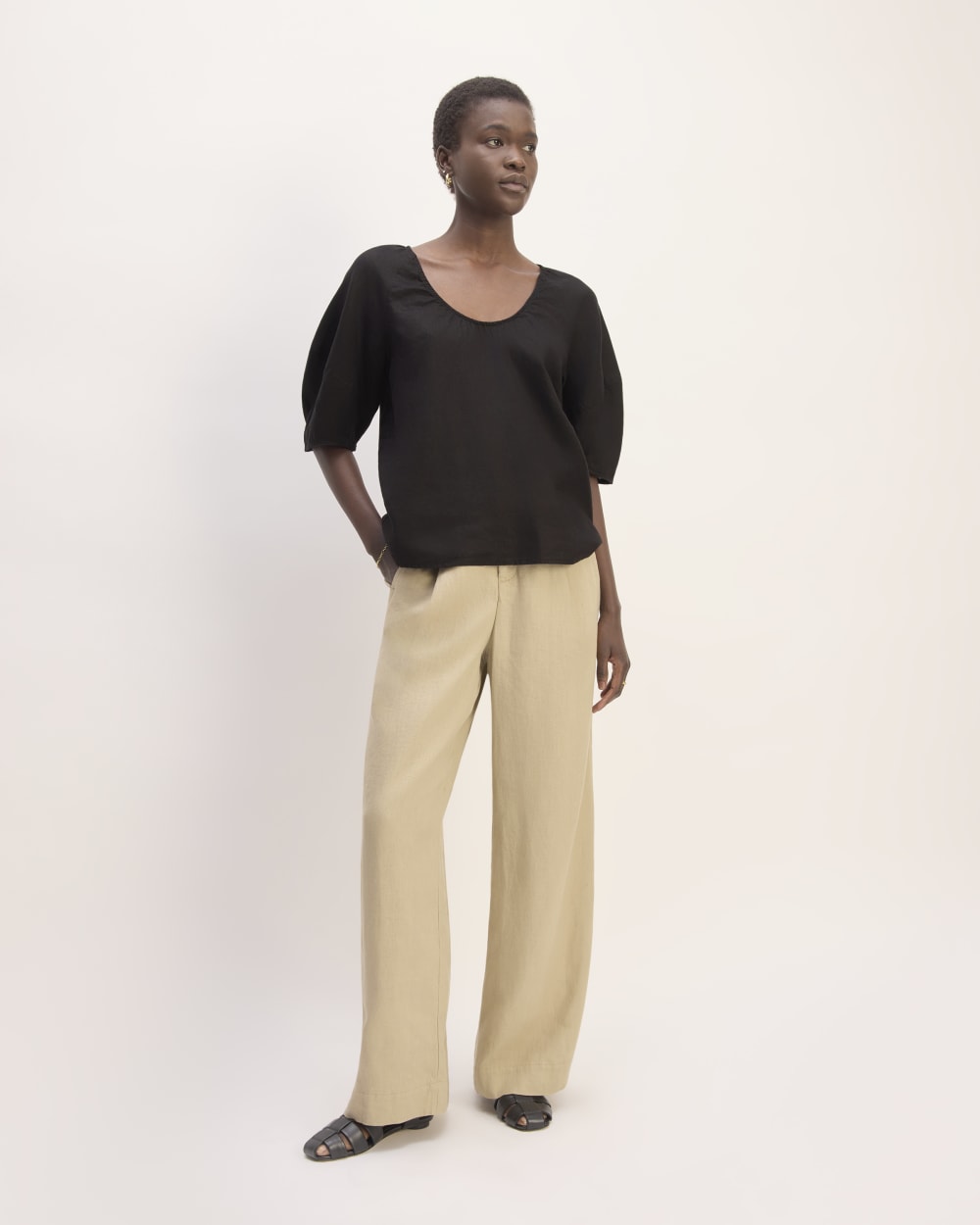 The Scoop Top in Linen in Black — detail view