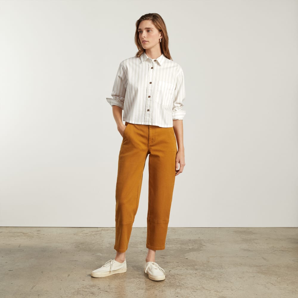 The Way-Short Shirt in Silky Cotton in Sand / White — detail view