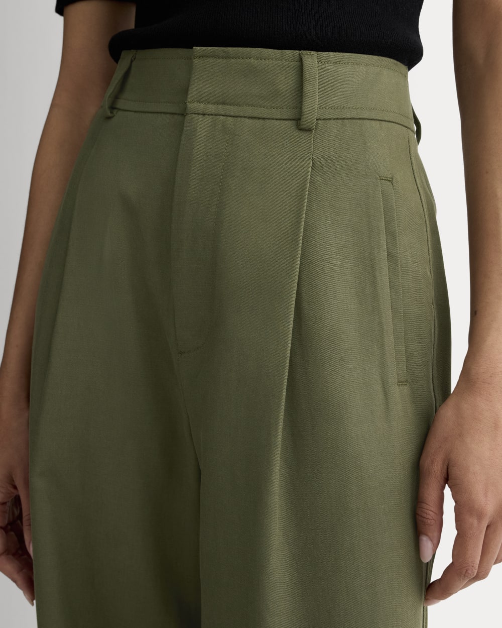 The Draper Pleated Pant in Buttersmooth in Kalamata — detail view