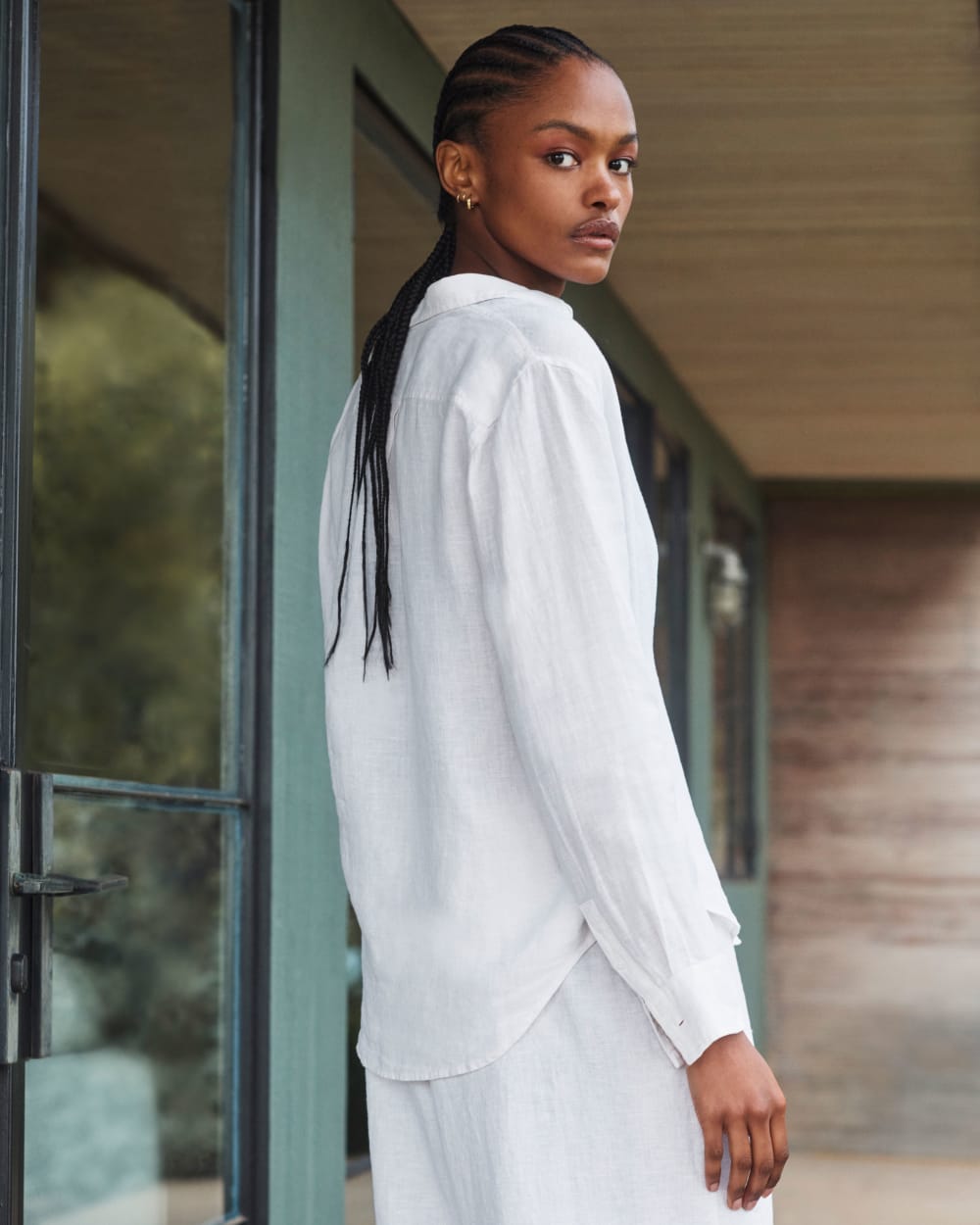 The Must-Have Shirt in Linen in Natural Chambray — detail view