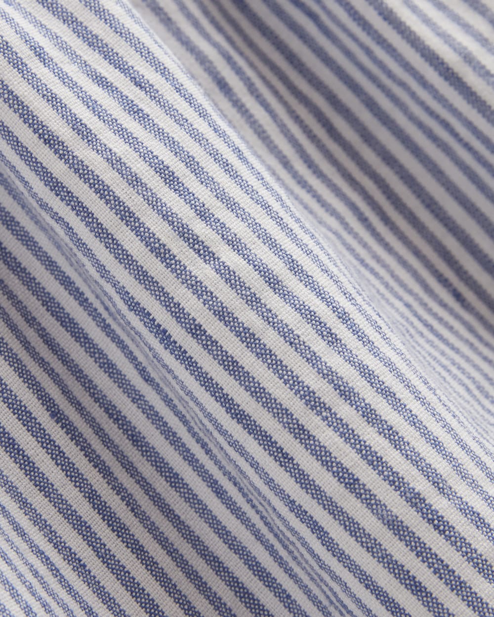 The Flutter-Sleeve Top in Stretch Linen in White / Dutch Blue — detail view