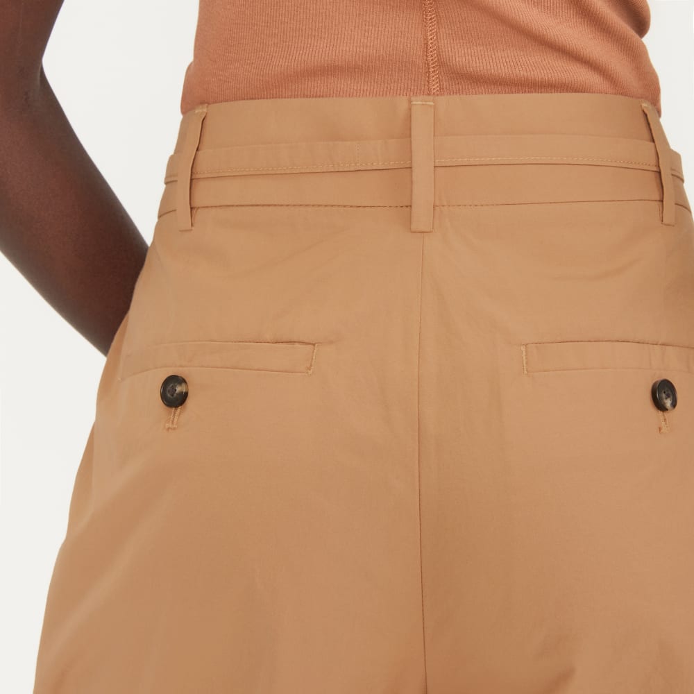 The Poplin Pleated Taper Pant in Caramel — detail view