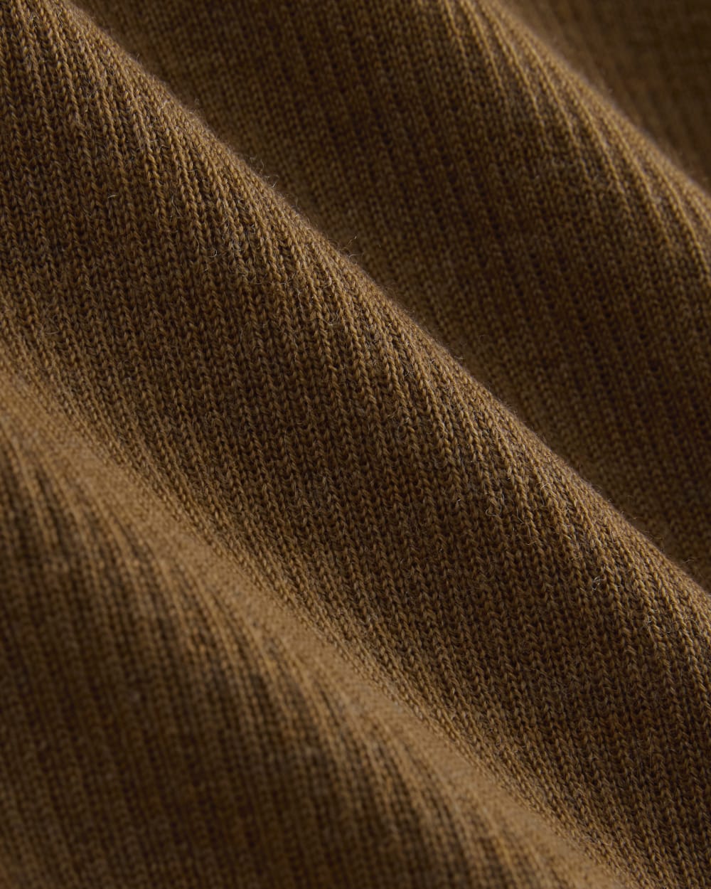 The Polo in Ultrasoft Merino in Heathered Toffee — detail view