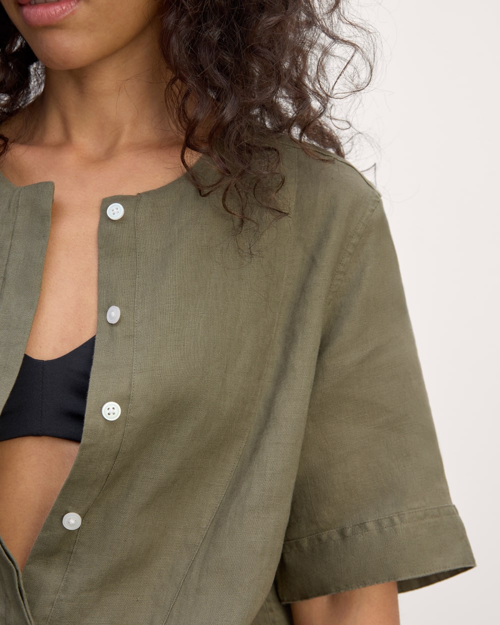 The Bib Shirt in Linen in Kalamata — detail view