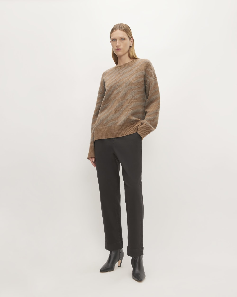 The Alpaca Tiger Jacquard Crewneck in Camel / Medium Brown — detail view