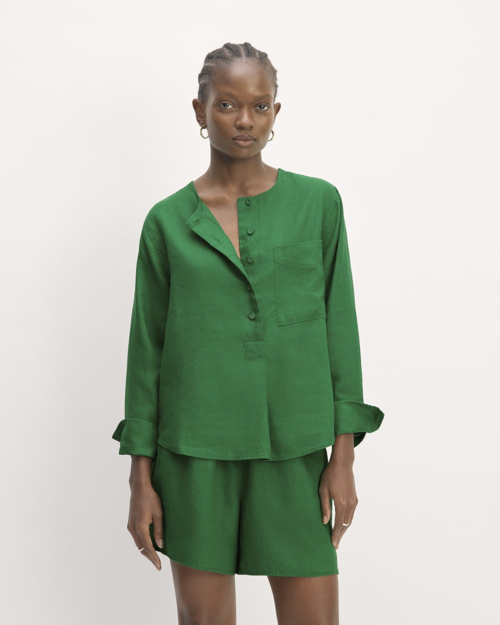 The Popover Shirt in Linen in Grass Green — front view