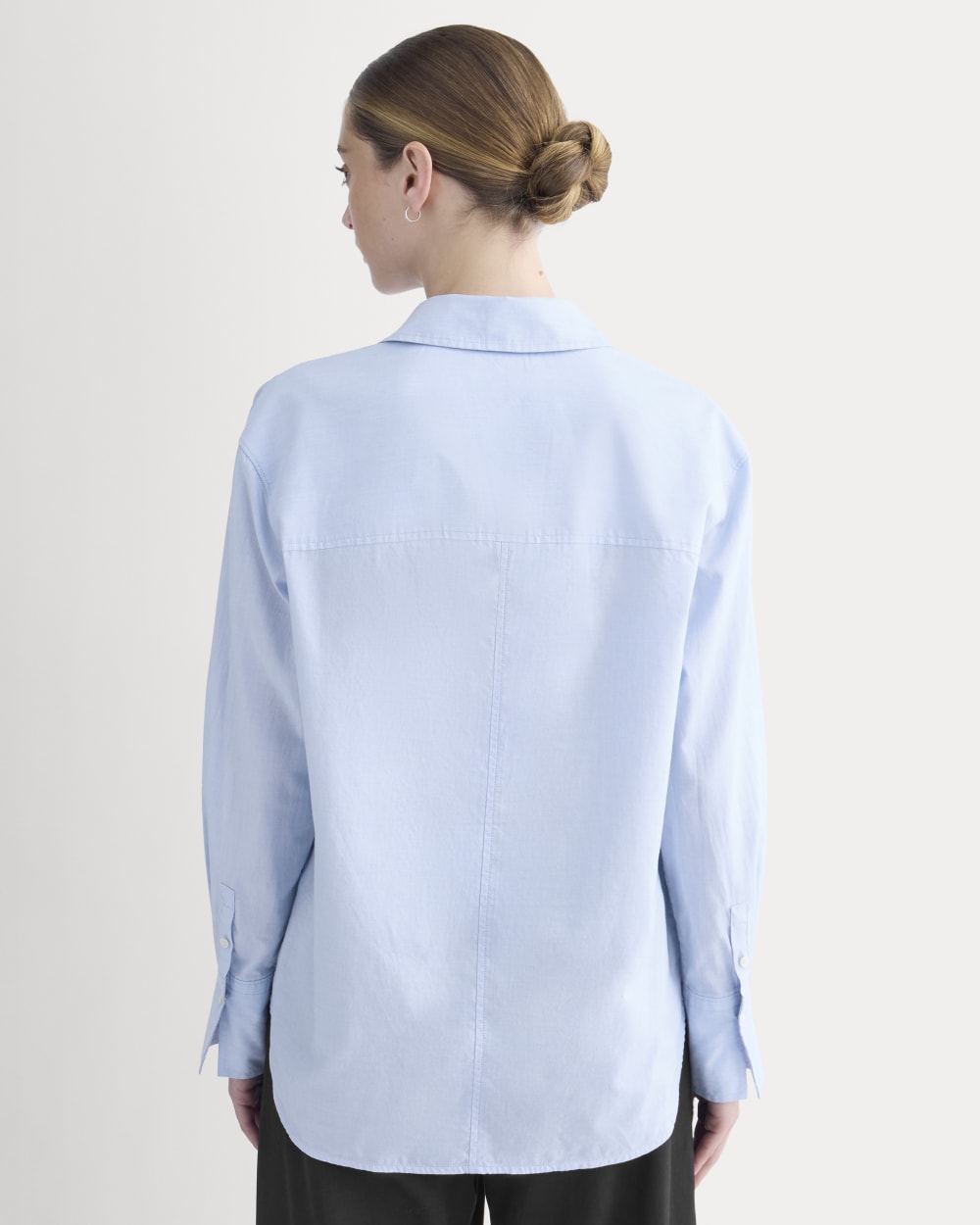 Everyday Shirt in Silky Cotton in Light Blue — detail view