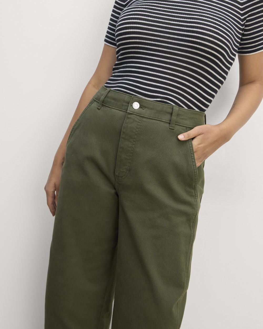 The Utility Barrel Pant in Dark Forest — detail view