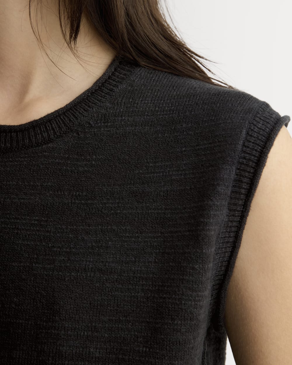 The Muscle Sweater in Cotton Linen in Black — detail view