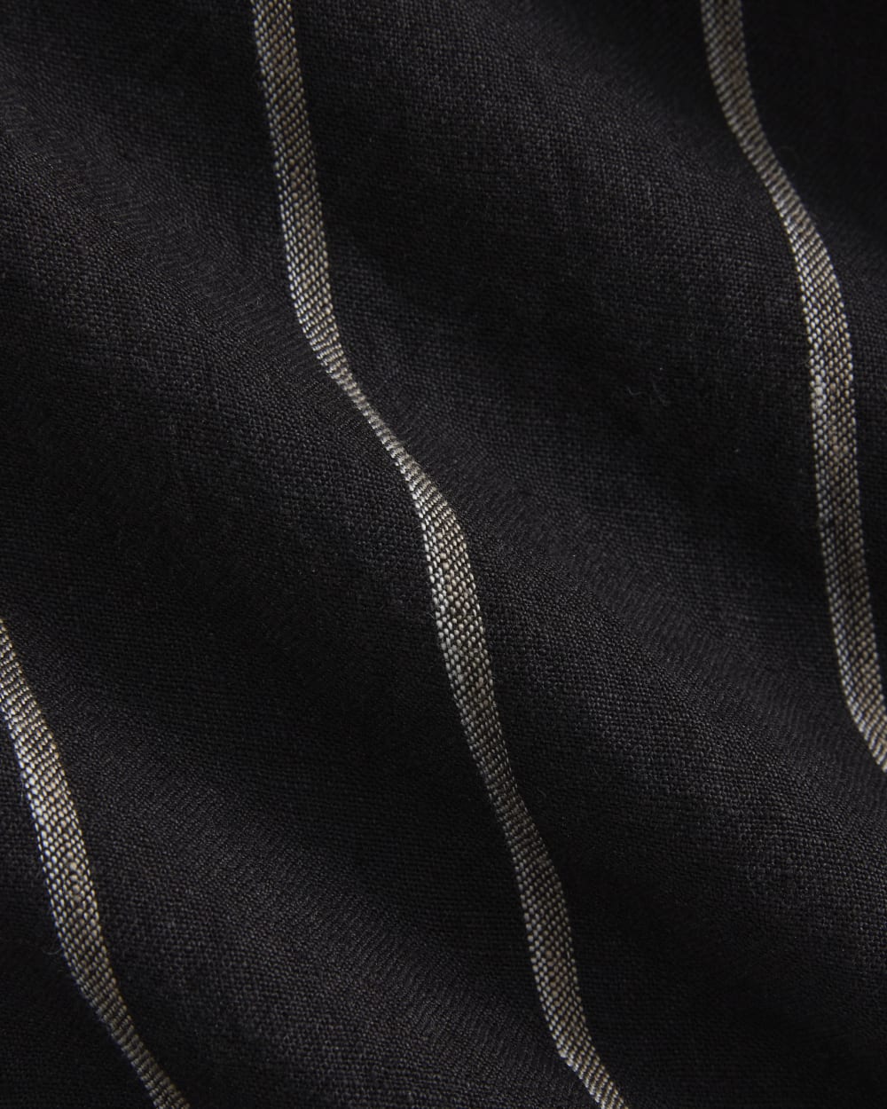 Popover Shirt in Linen in Black — detail view