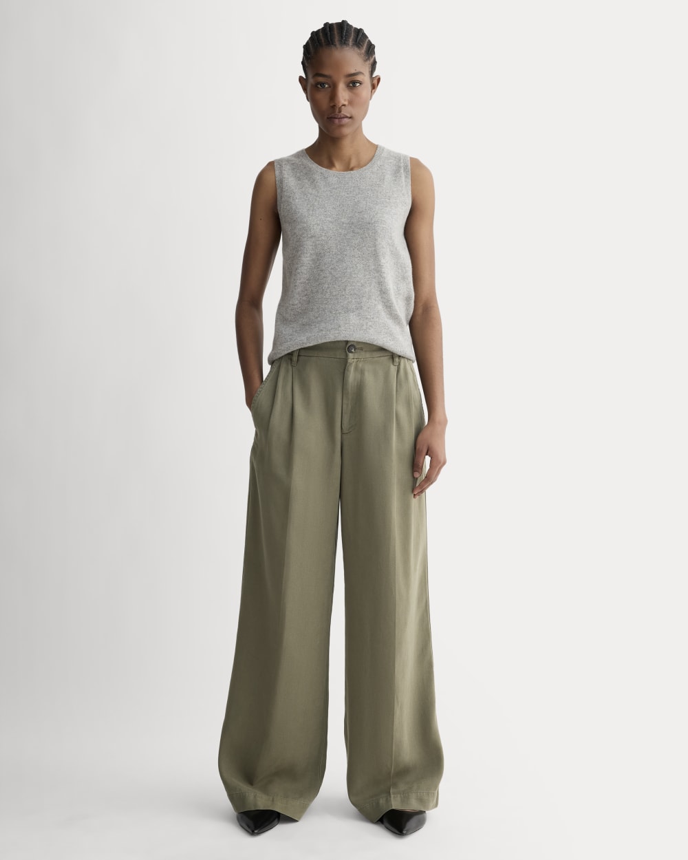 The Classic Tank in Cashmere in Light Heather Grey — detail view