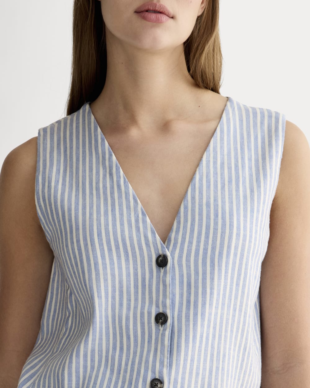 The Vest in Stretch Linen in Bluebell / Bone — detail view