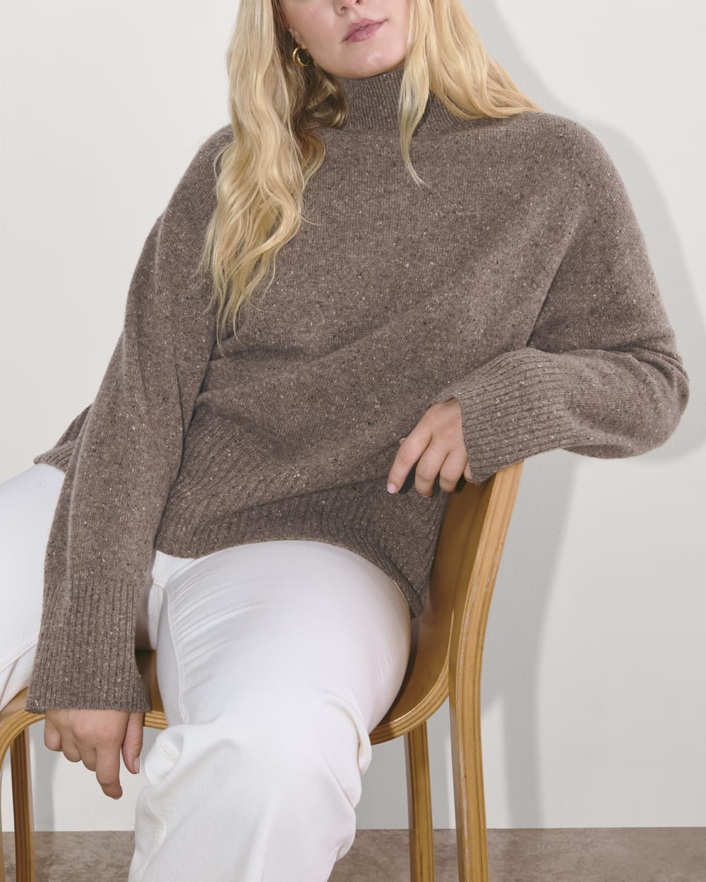 The Boxy Turtleneck in Cashmere in Taupe Brown Donegal — detail view