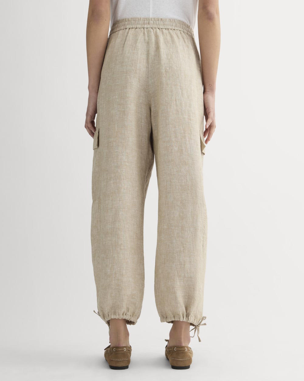 The Cargo Curve Pant in Linen in Cornstalk Chambray — detail view