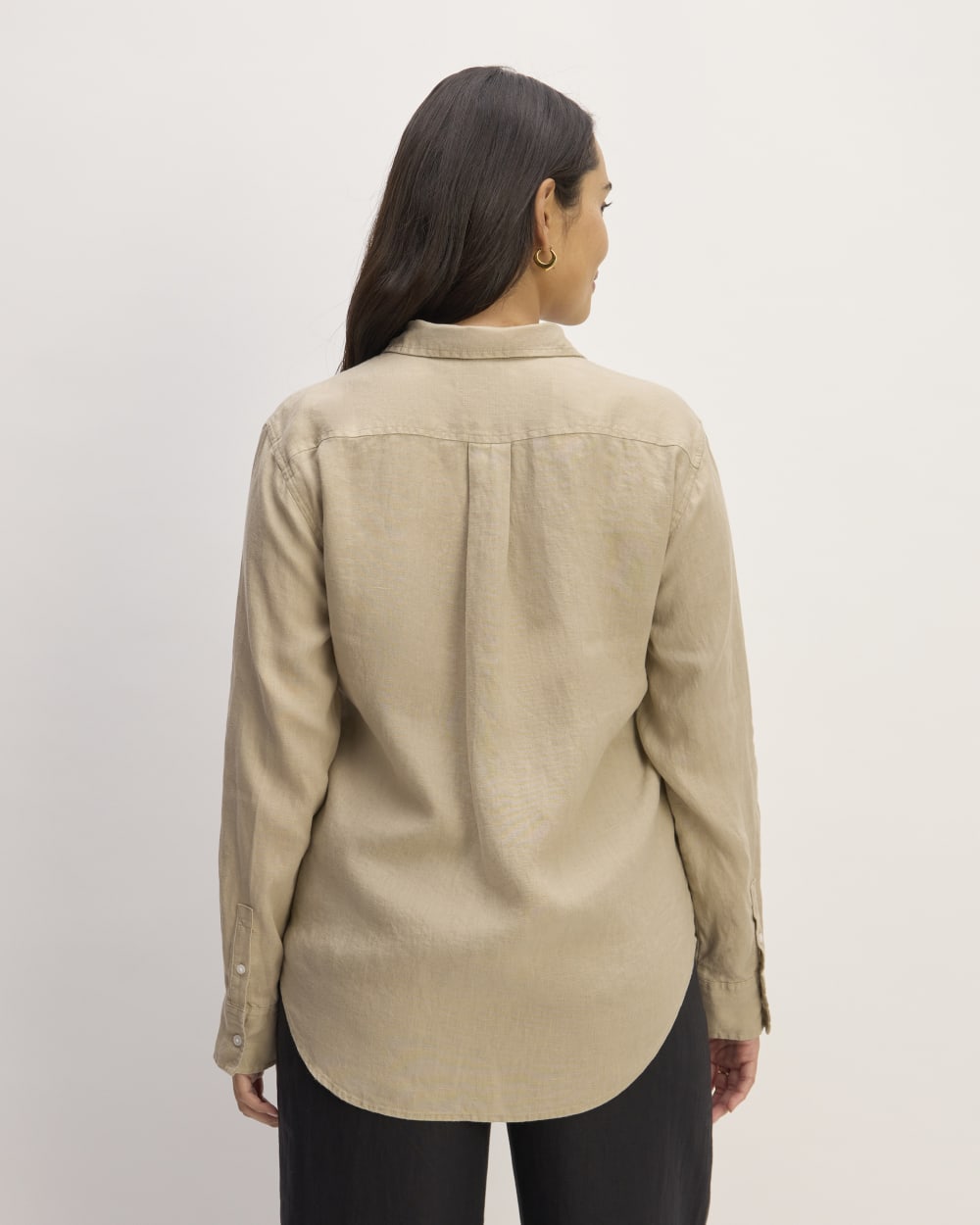 The Must-Have Shirt in Linen in Trench Coat Khaki — detail view