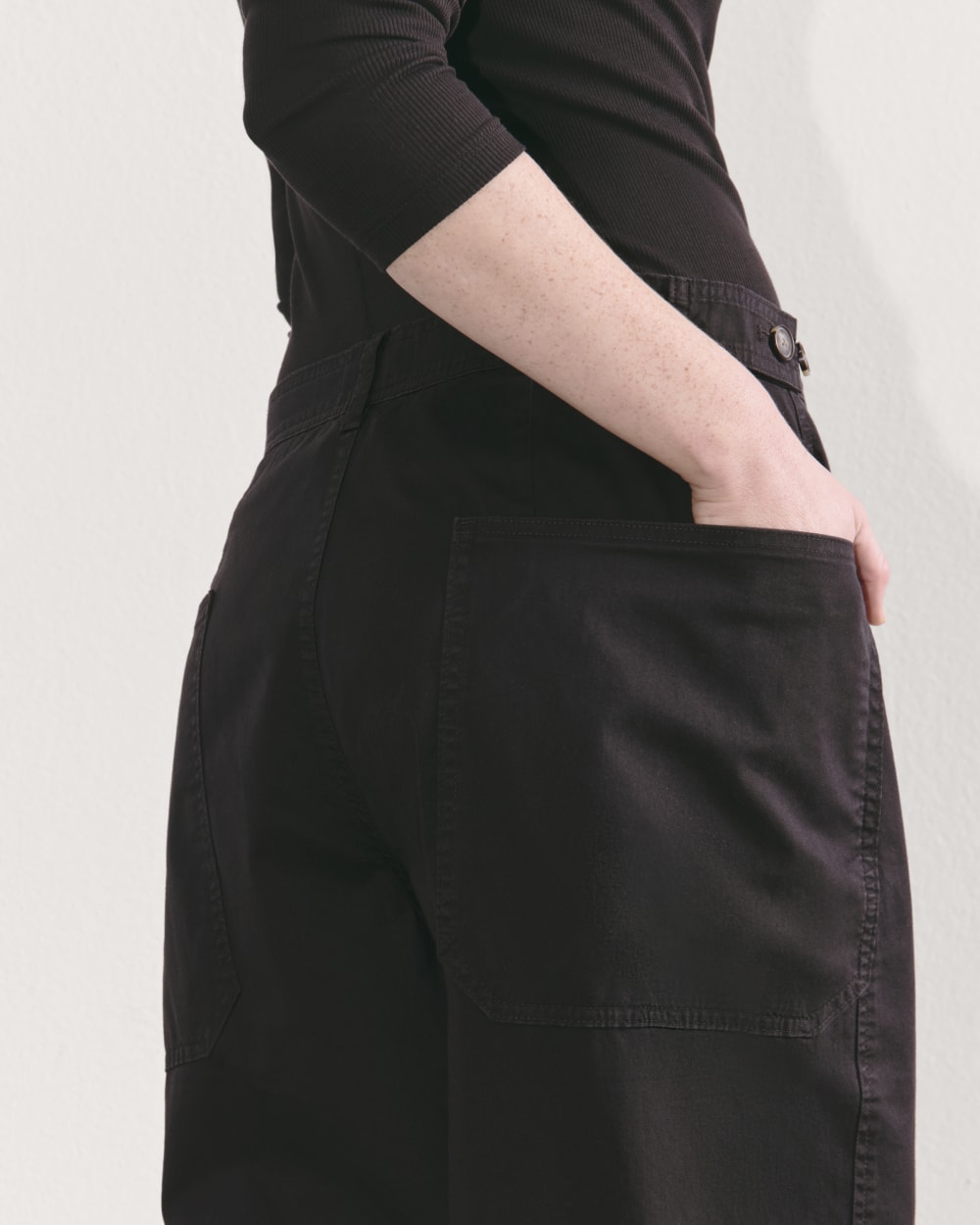 The Barrel Pant in Black — detail view