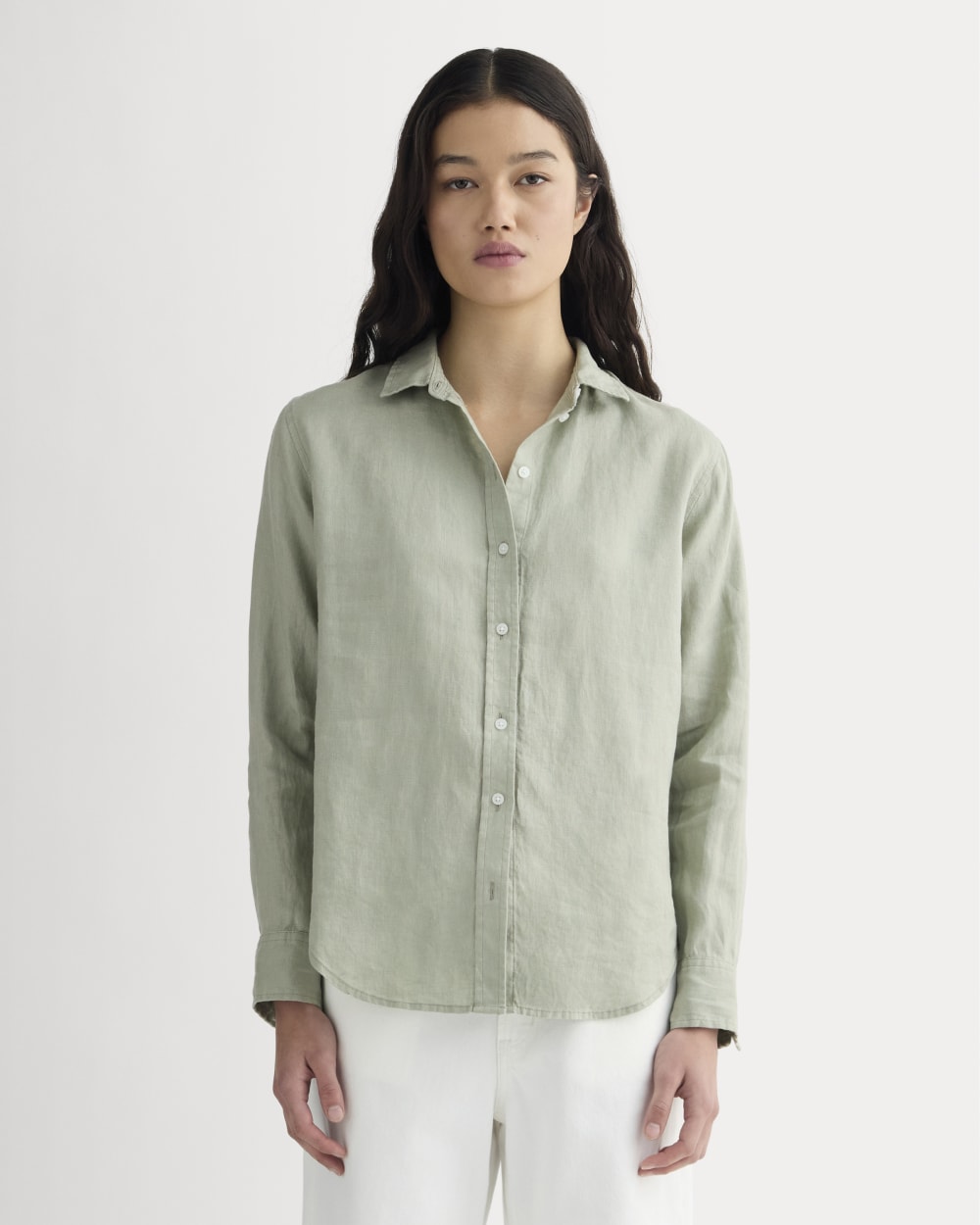 The Must-Have Shirt in Linen in Seagrass — front view