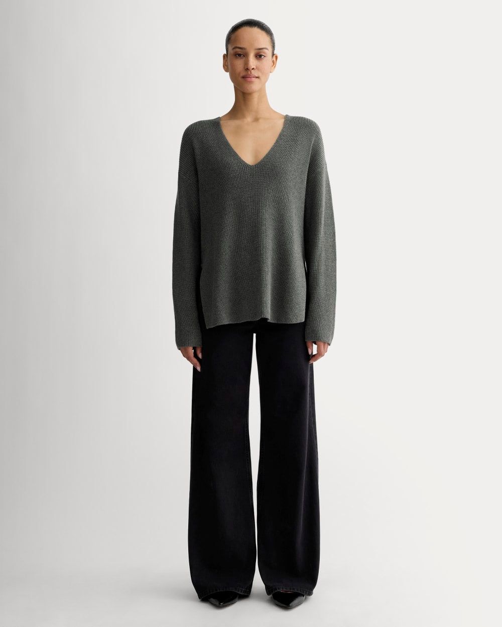 The Slouchy V-Neck in Everyday Cotton in Heathered Charcoal — detail view