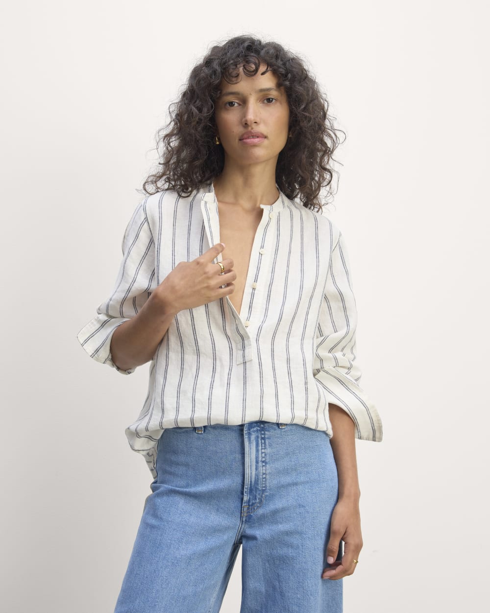 The Henley Shirt in Linen in Bone/Navy — front view