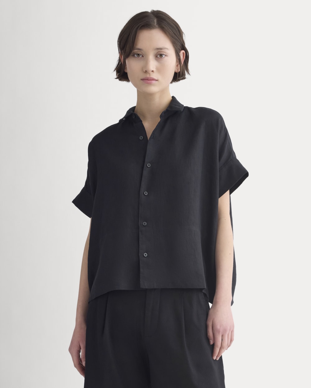 The Boxy Shirt in Linen in Black — front view