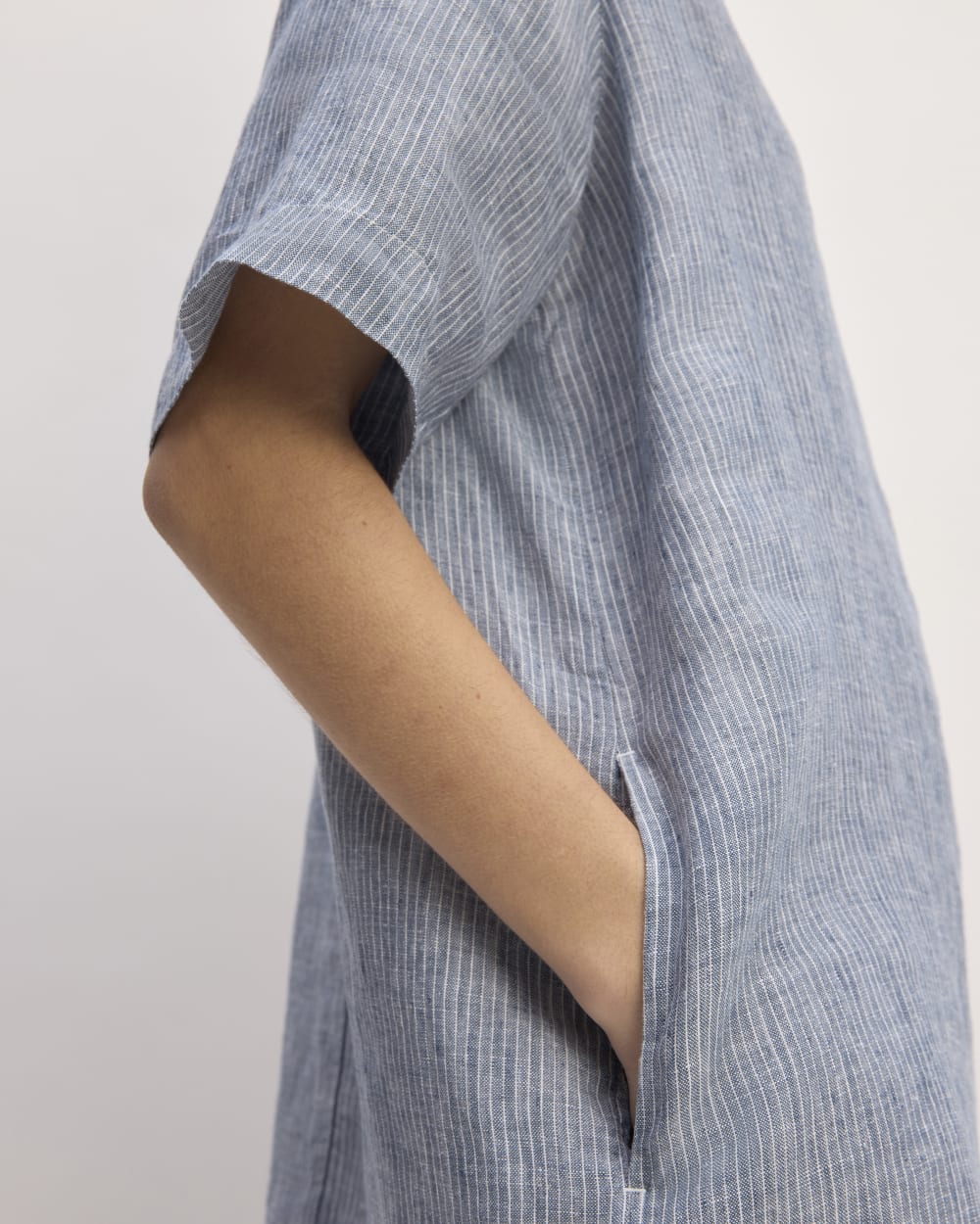 The Shirtdress in Linen in White / Blue — detail view