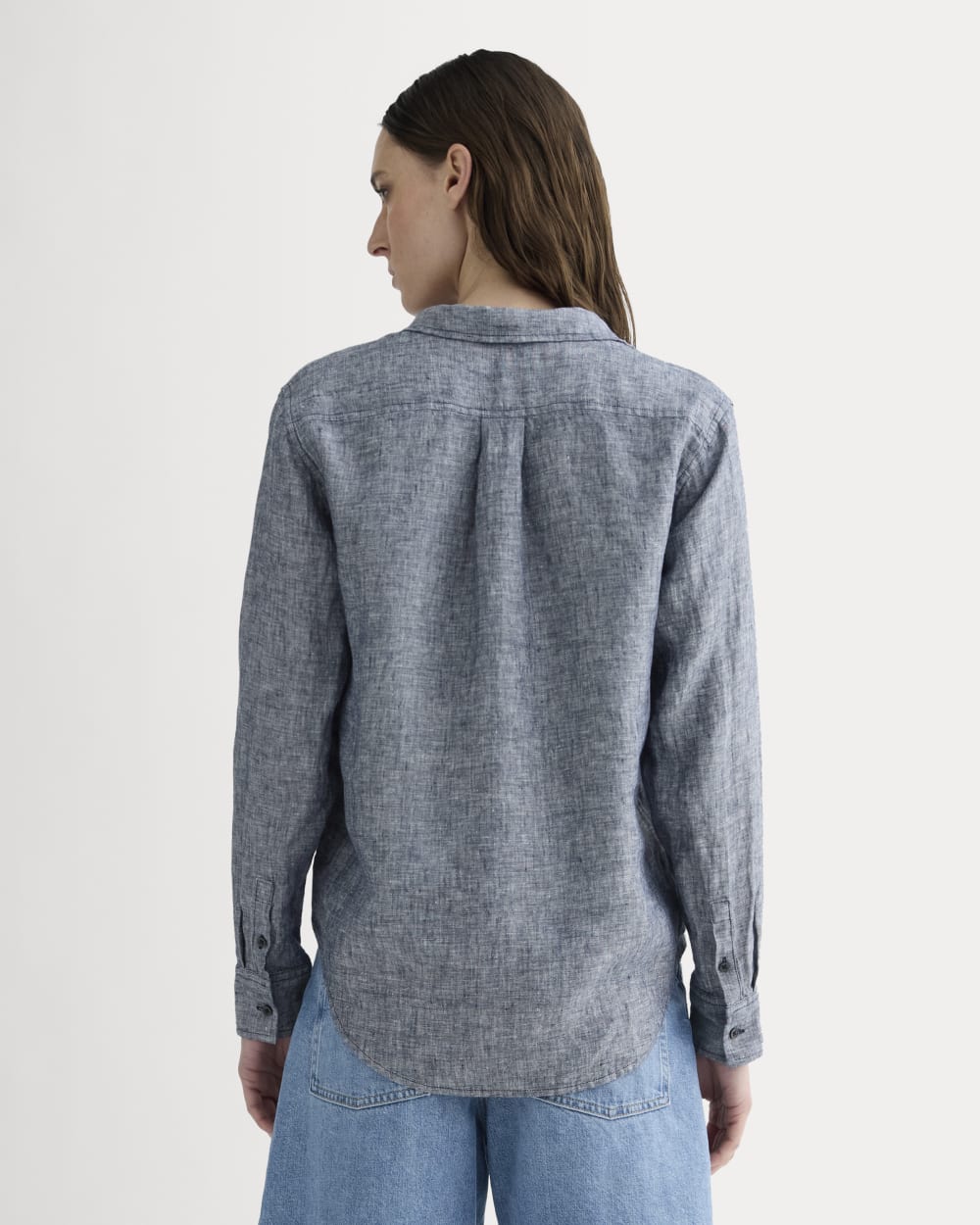 The Must-Have Shirt in Linen in Navy Chambray — detail view