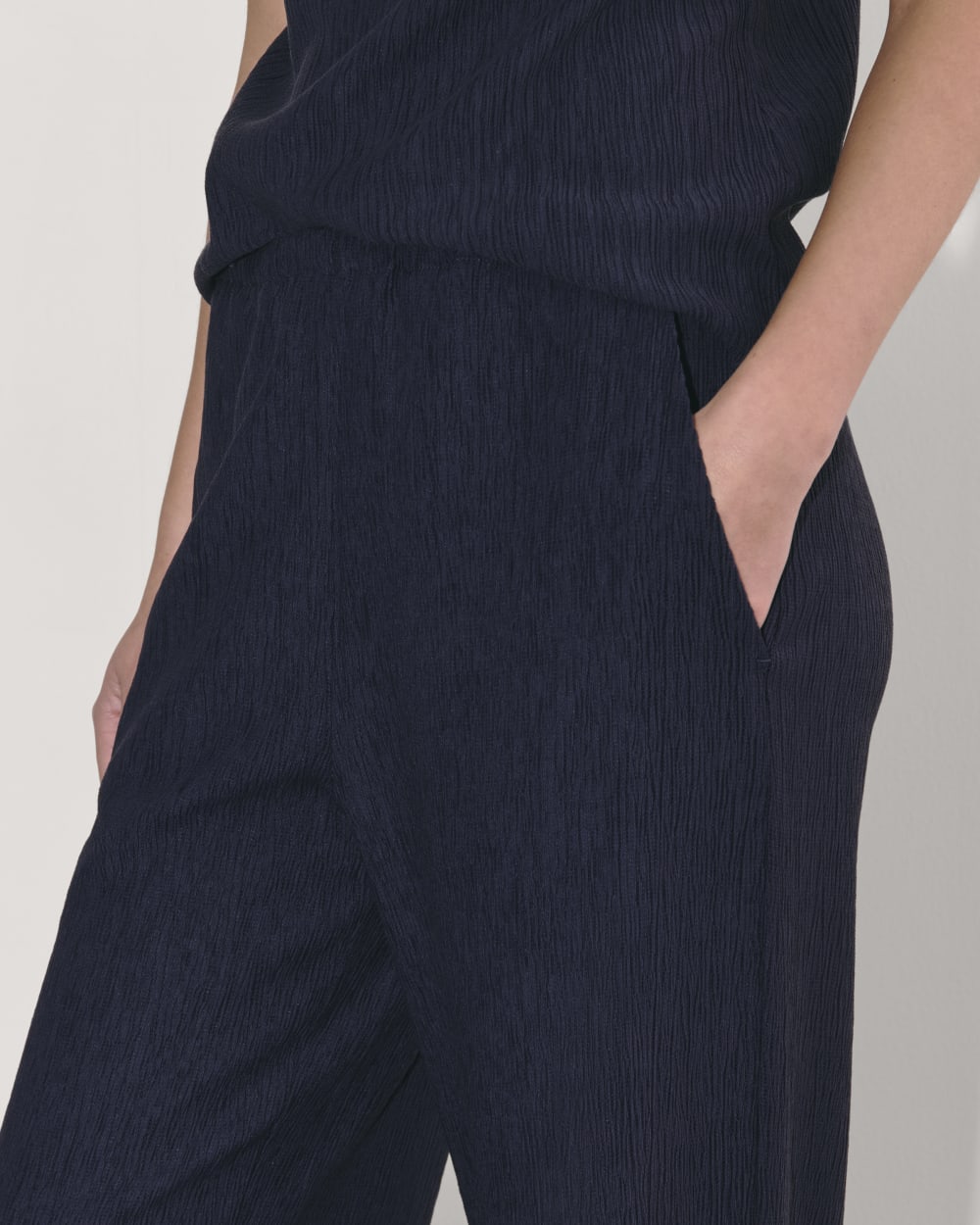 The Crinkle Pant in Navy — detail view