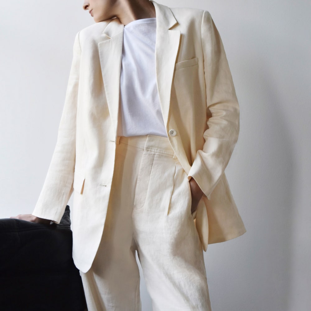 The Oversized Blazer in Linen in Canvas — detail view
