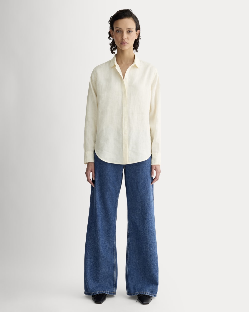The Must-Have Shirt in Linen in Bone — detail view