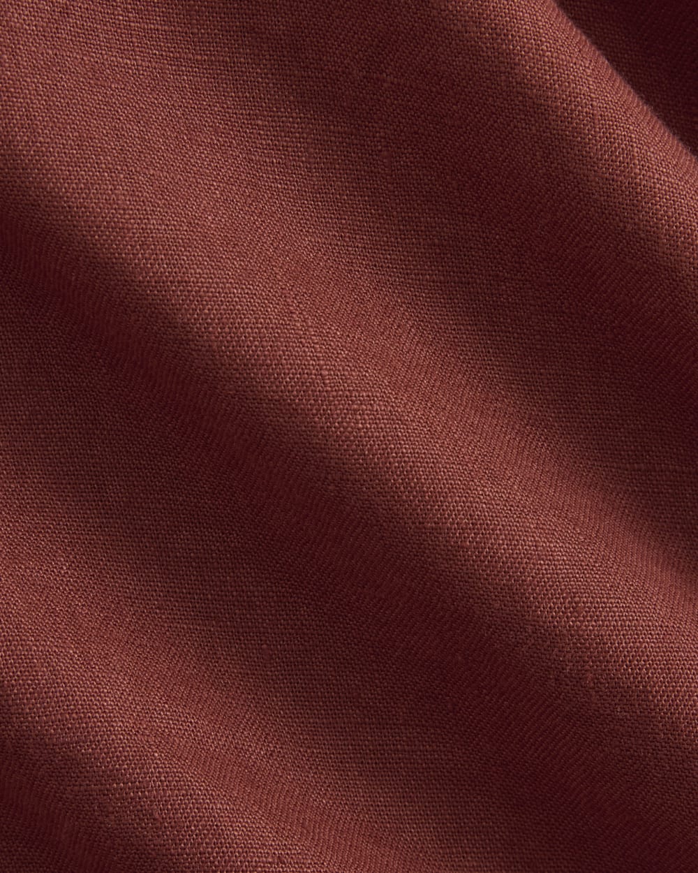 The Must-Have Shirt in Linen in Henna Red — detail view