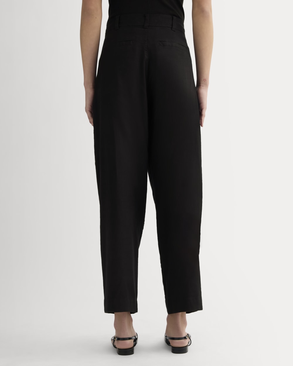 The Everywhere Pant in Stretch Linen in Black — detail view