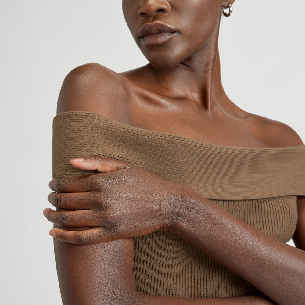 The Ribbed Cotton Off-The-Shoulder Top in Toasted Coconut — detail view